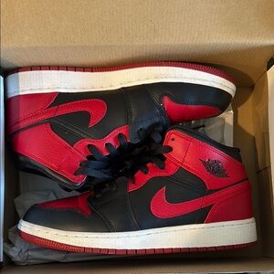 Jordan Men's Black and Red Sneakers